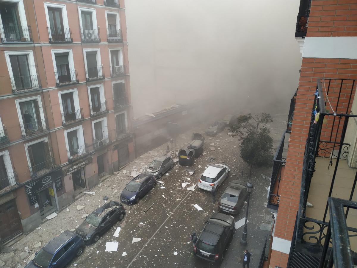 La enorme explosión ha destruido varias plantas de un edificio ubicado en el número 98 de la calle de Toledo, en el distrito de Latina, junto a la parroquia Virgen de la Paloma. 