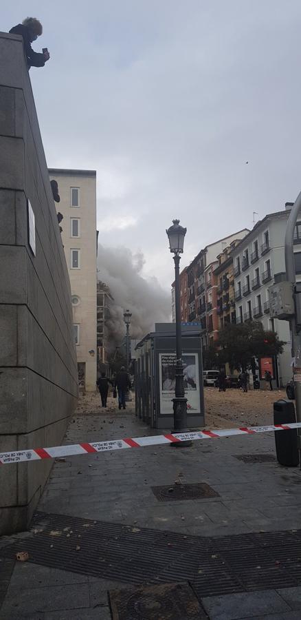 La enorme explosión ha destruido varias plantas de un edificio ubicado en el número 98 de la calle de Toledo, en el distrito de Latina, junto a la parroquia Virgen de la Paloma. 