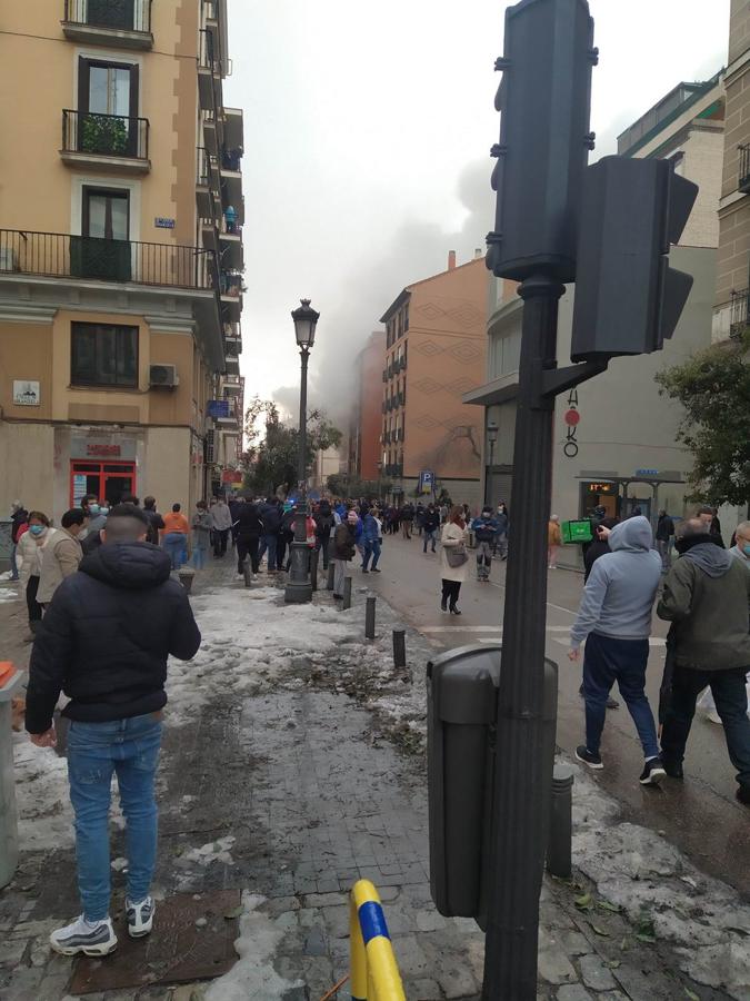 La enorme explosión ha destruido varias plantas de un edificio ubicado en el número 98 de la calle de Toledo, en el distrito de Latina, junto a la parroquia Virgen de la Paloma. 