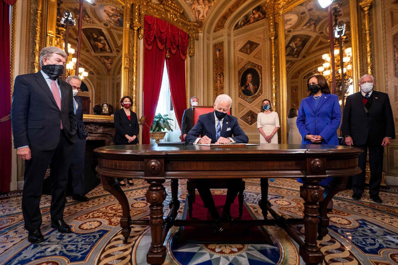 Biden firma sus primeros documentos como nuevo presidente de Estados Unidos. 