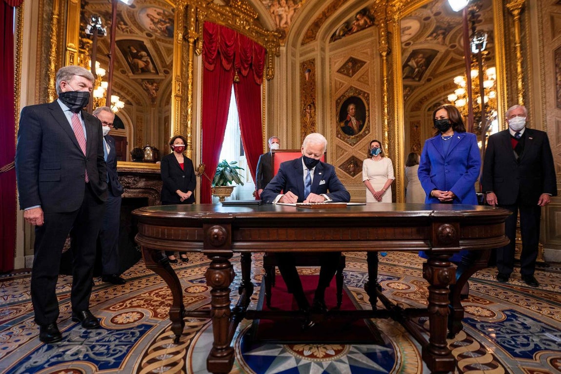 Biden firma sus primeros documentos como nuevo presidente de Estados Unidos. 