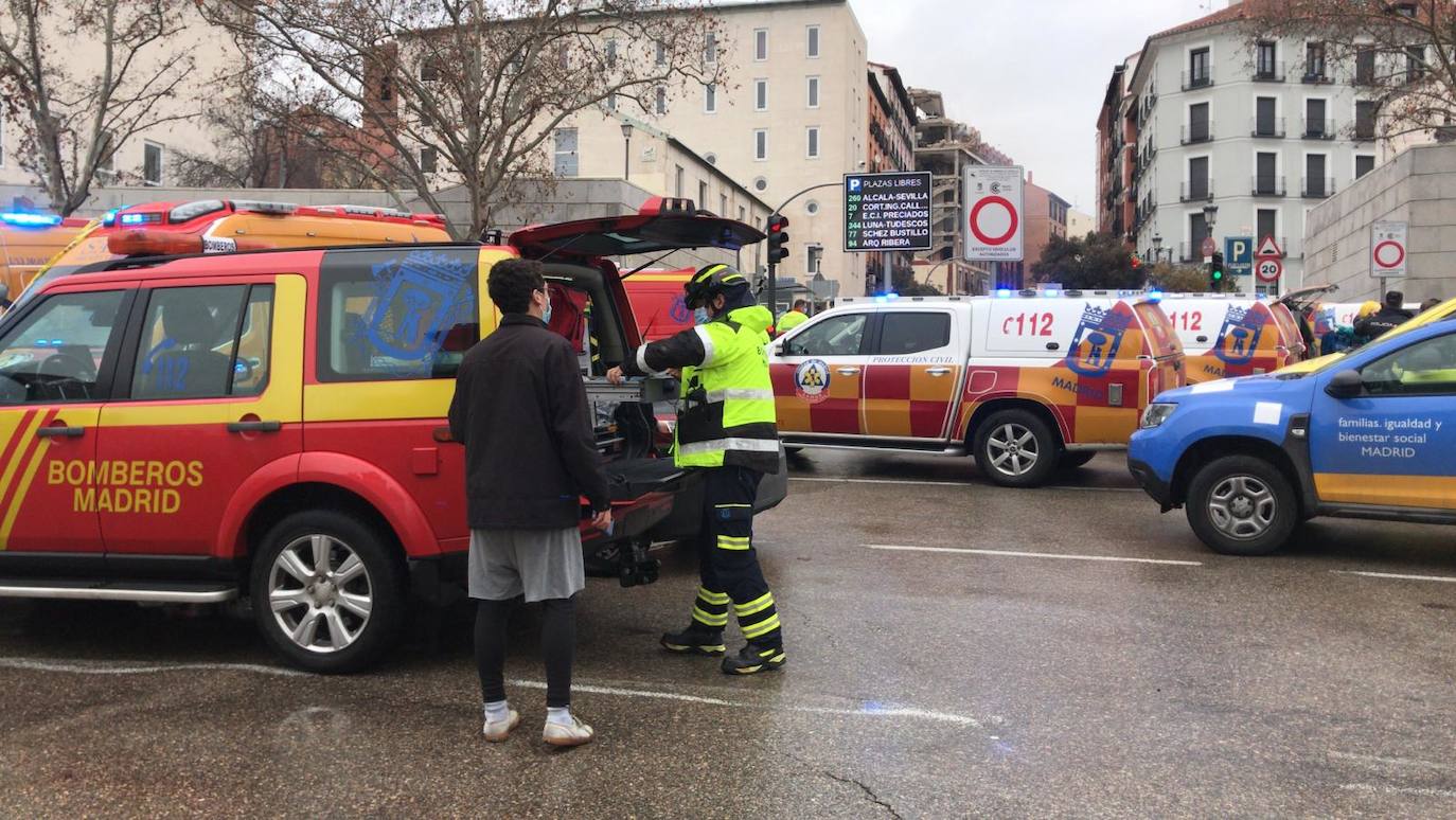 Ambulancias del Summa 112 y vehículos del Samur Social, momentos posteriores a la fuerte explosión registrada la calle Toledo que ha hundido tres plantas del edificio. 