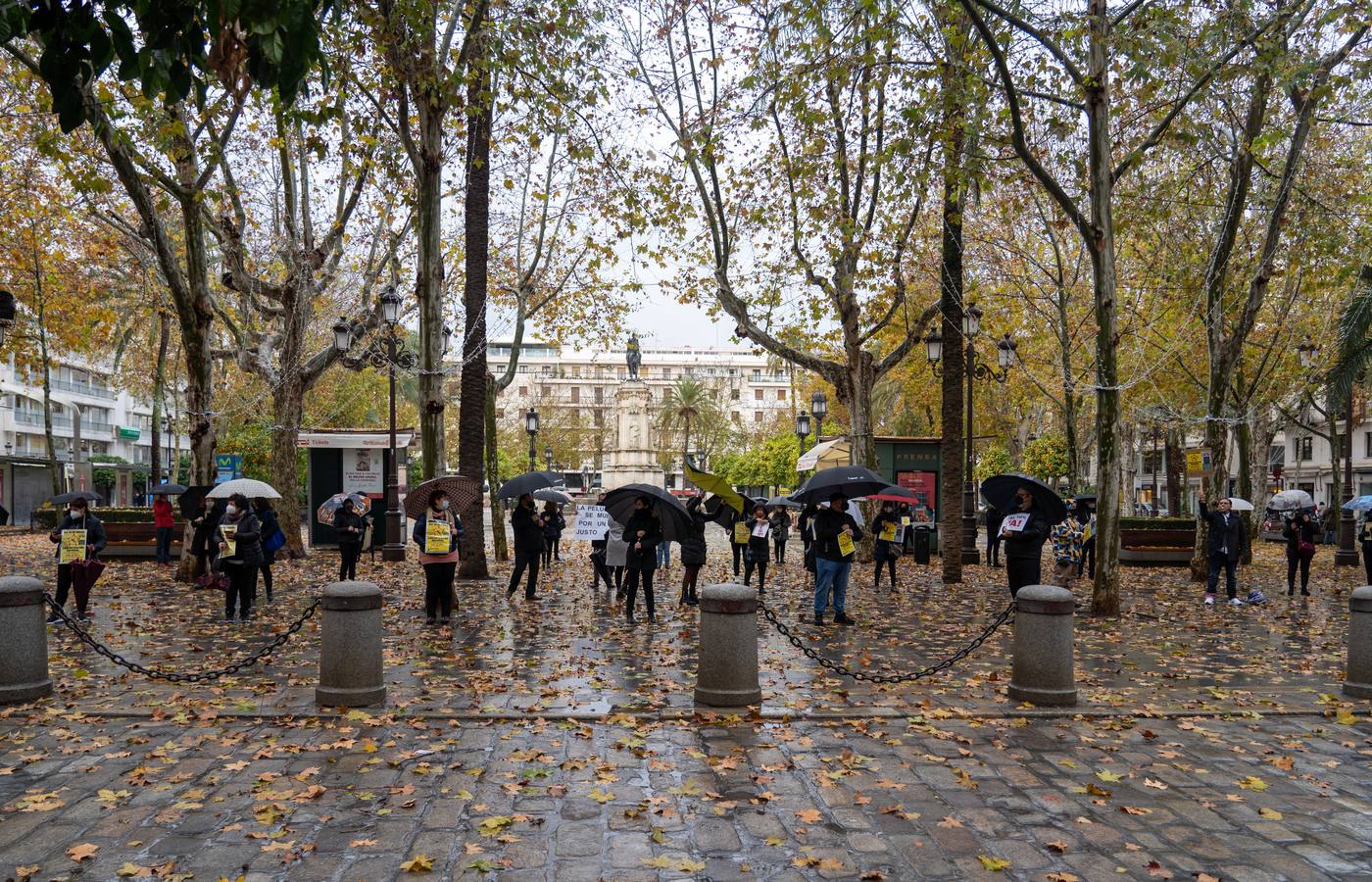 Profesionales de peluquería protestan en la Plaza Nueva de Sevilla