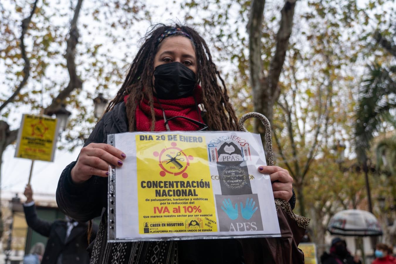 Profesionales de peluquería protestan en la Plaza Nueva de Sevilla