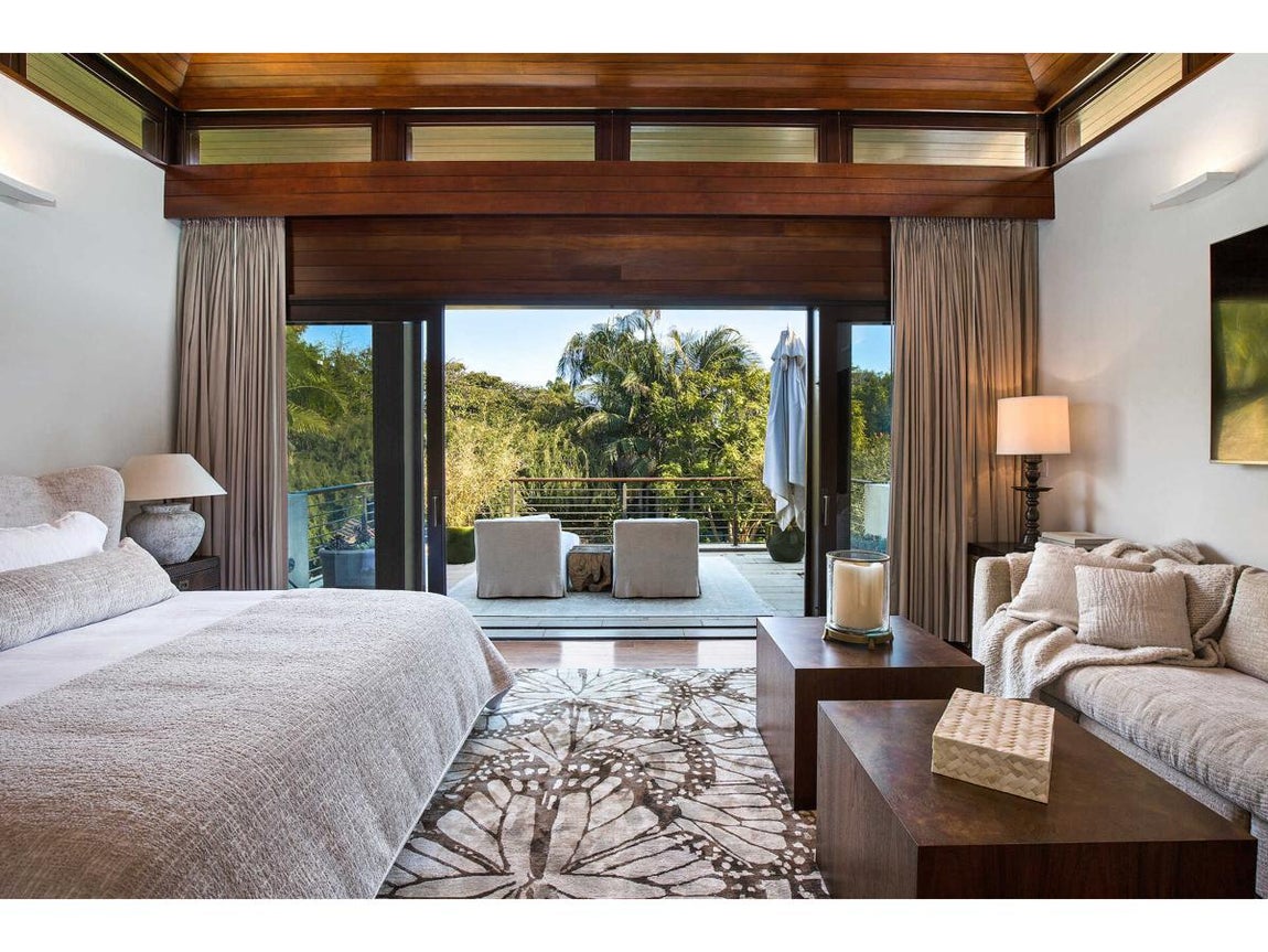 Así es la exclusiva propiedad de Matt Damon. La suite principal incluye una terraza privada en la que disfrutar de las vistas al jardín, plagado de frondosos árboles, un baño de estilo spa y dos vestidores, uno de ellos con una gran claraboya que inunda todo de luz.