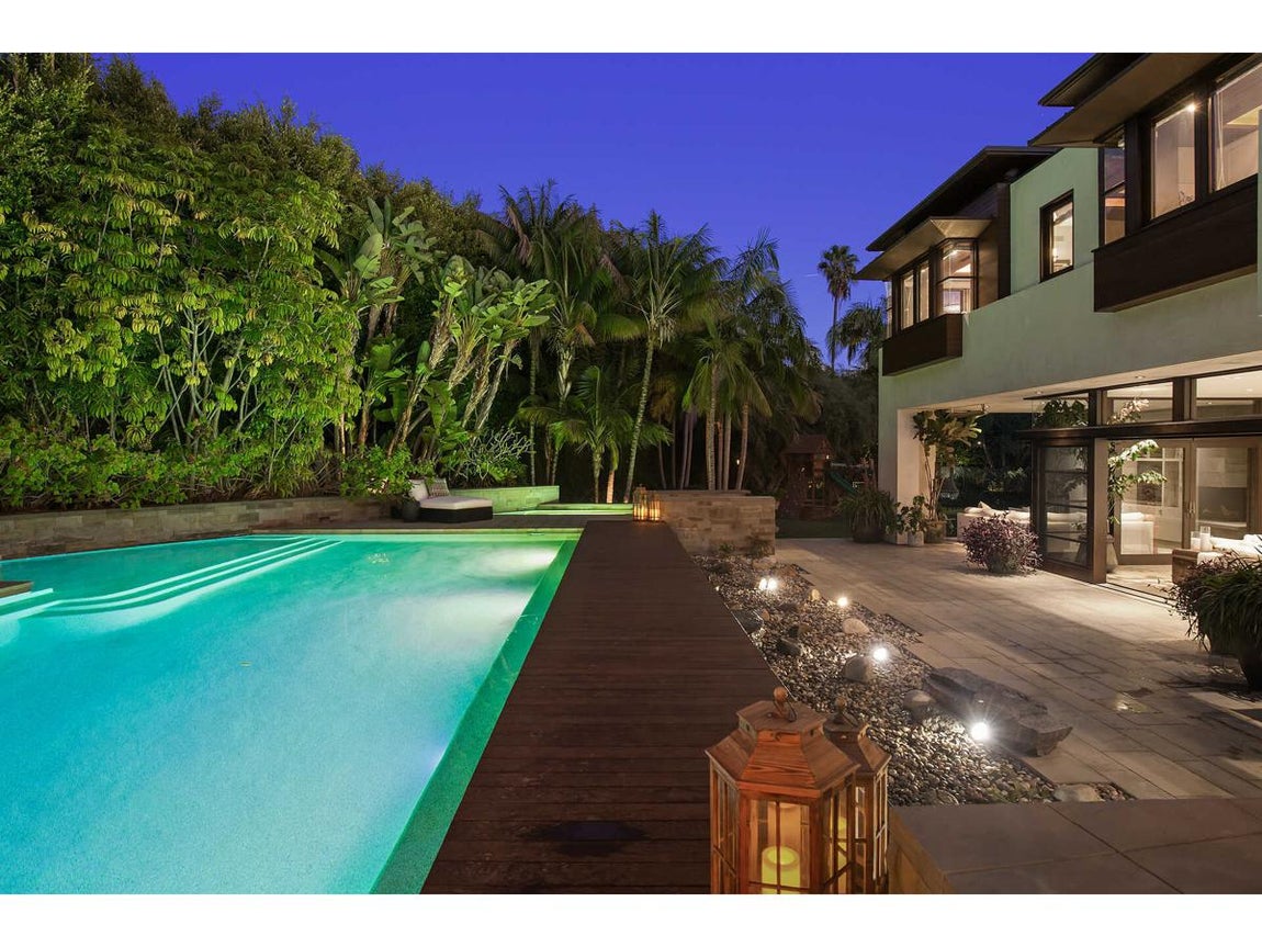 Así es la exclusiva propiedad de Matt Damon. Esta zona ofrece también un área de juegos para niños, una piscina, spa, un pabellón al aire libre de inspiración hawaiana en el que cenar al aire libre y hasta una cascada y un estanque de peces koi.