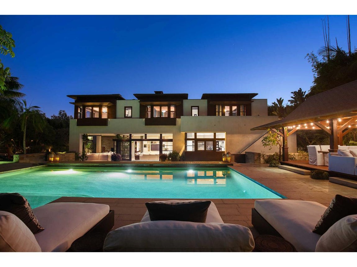 Así es la exclusiva propiedad de Matt Damon. De venderla por dicha cantidad, Matt Damon se embolsaría un jugoso beneficio, ya que pagó por ella, hace ochos años, 15 millones de dólares (12,3 millones de euros) y no ha invertido grandes sumas de dinero en realizar remodelaciones sustanciales a lo largo de este tiempo.