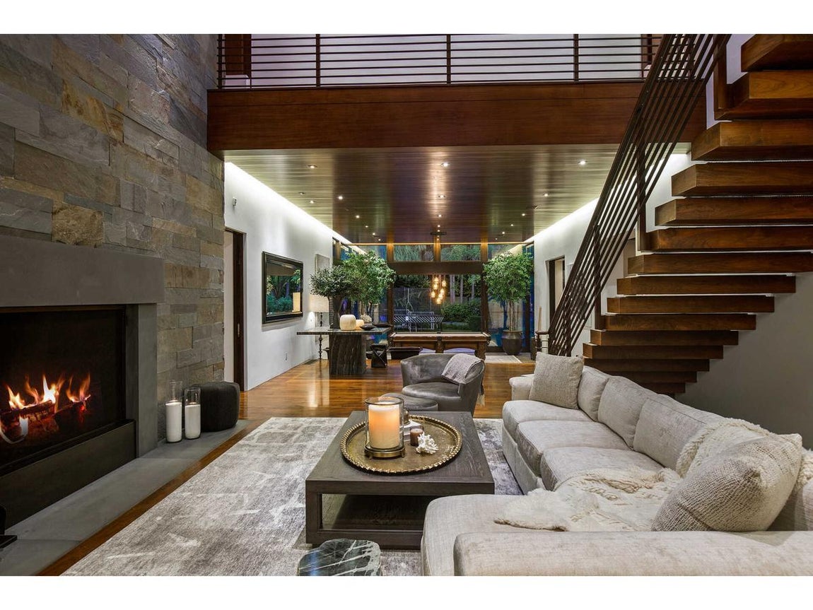 Así es la exclusiva propiedad de Matt Damon. La vivienda, de estilo contemporáneo y obra de Grant Kirkpatrick del estudio KAA Design, dispone de siete dormitorios, diez cuartos de baño y un completo sistema de seguridad que garantiza la absoluta privacidad de sus dueños.