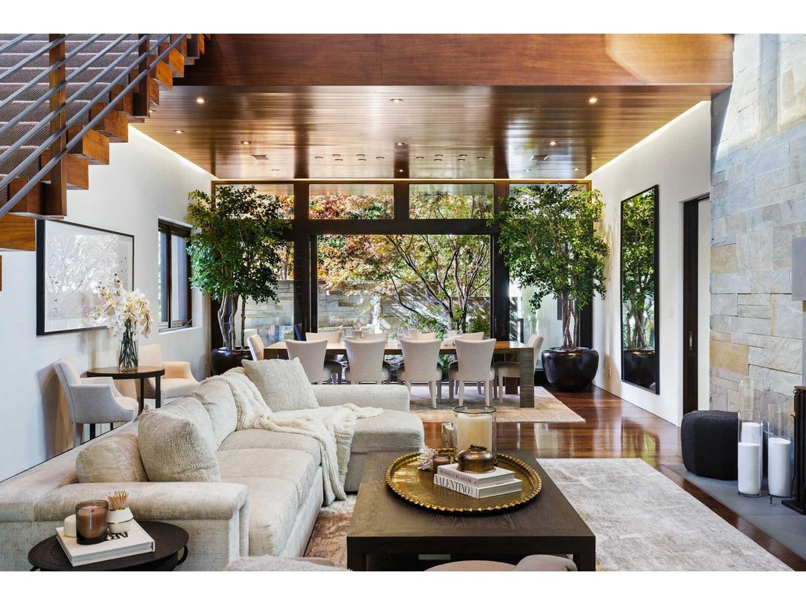 Así es la exclusiva propiedad de Matt Damon. La casa ofrece artesanía y materiales orgánicos en sus más de 4.000 metros cuadrados. En su interior se puede apreciar la unión del modernismo californiano y las influencias asiáticas con sus pabellones de madera, piedra y estuco.