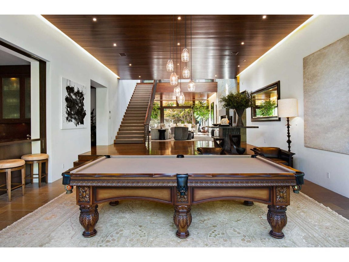 Así es la exclusiva propiedad de Matt Damon. Destacan su sala de estar-comedor con ventanas de suelo a techo que regalan placenteras vistas al jardín y una gran chimenea de piedra, así como sus muchas estancias de entretenimiento, como un salón de billar y una sala multimedia.