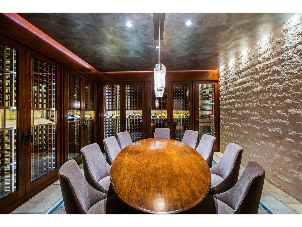 Así es la exclusiva propiedad de Matt Damon. La propiedad tiene, también, un amplio sótano que incluye una guarida para niños, una bodega con sala de degustación de vinos climatizada y un gimnasio equipado con máquinas de última generación para mantenerse en forma.