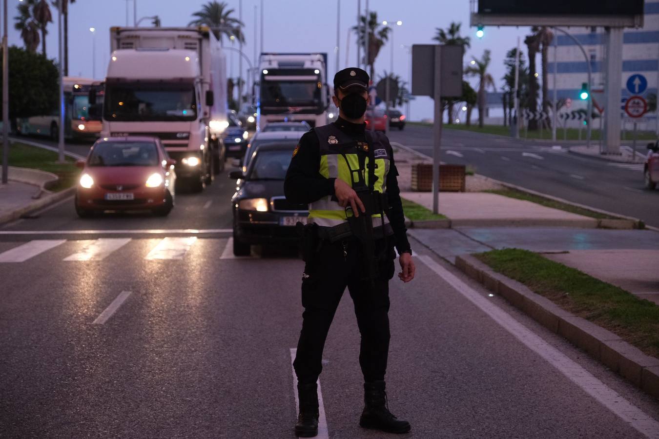 FOTOS: Controles en la entrada de Cádiz para vigilar el cierre perimetral