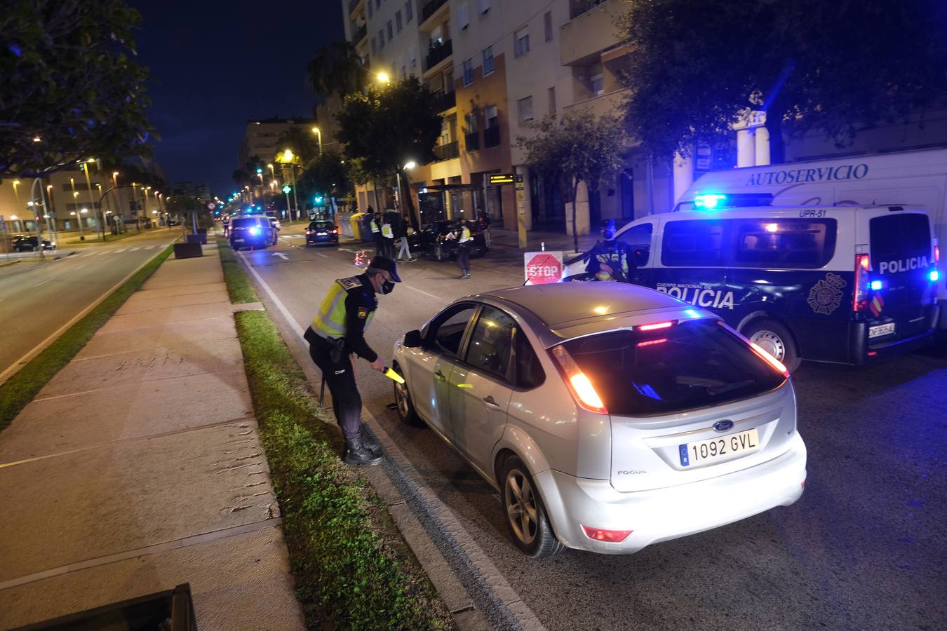 La Policía controla el acceso a Cádiz para vigilar el cierre perimetral y evitar los desplazamientos