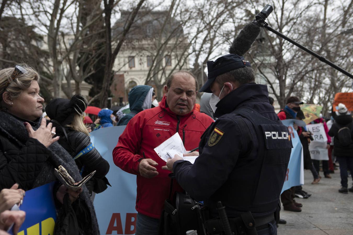 Manifestación negacionista sin mascarillas en Madrid, con los hospitales sobrepasados