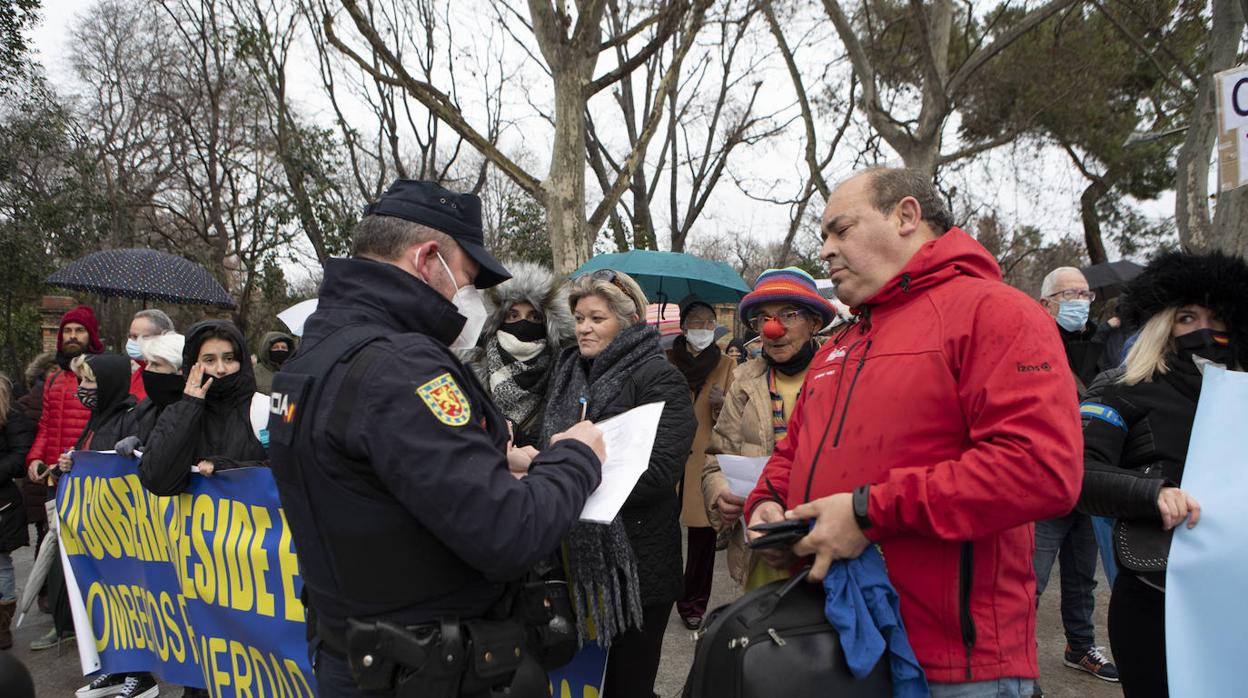 Manifestación negacionista sin mascarillas en Madrid, con los hospitales sobrepasados