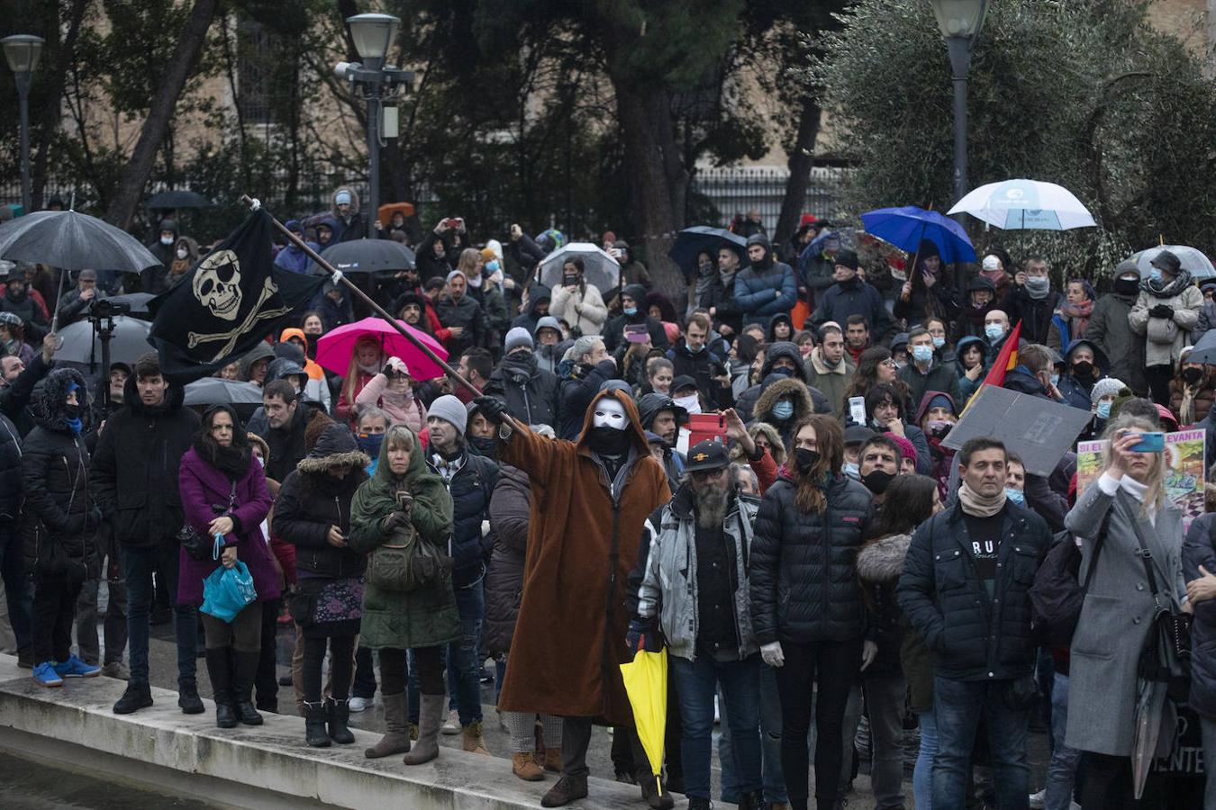 Manifestación negacionista sin mascarillas en Madrid, con los hospitales sobrepasados