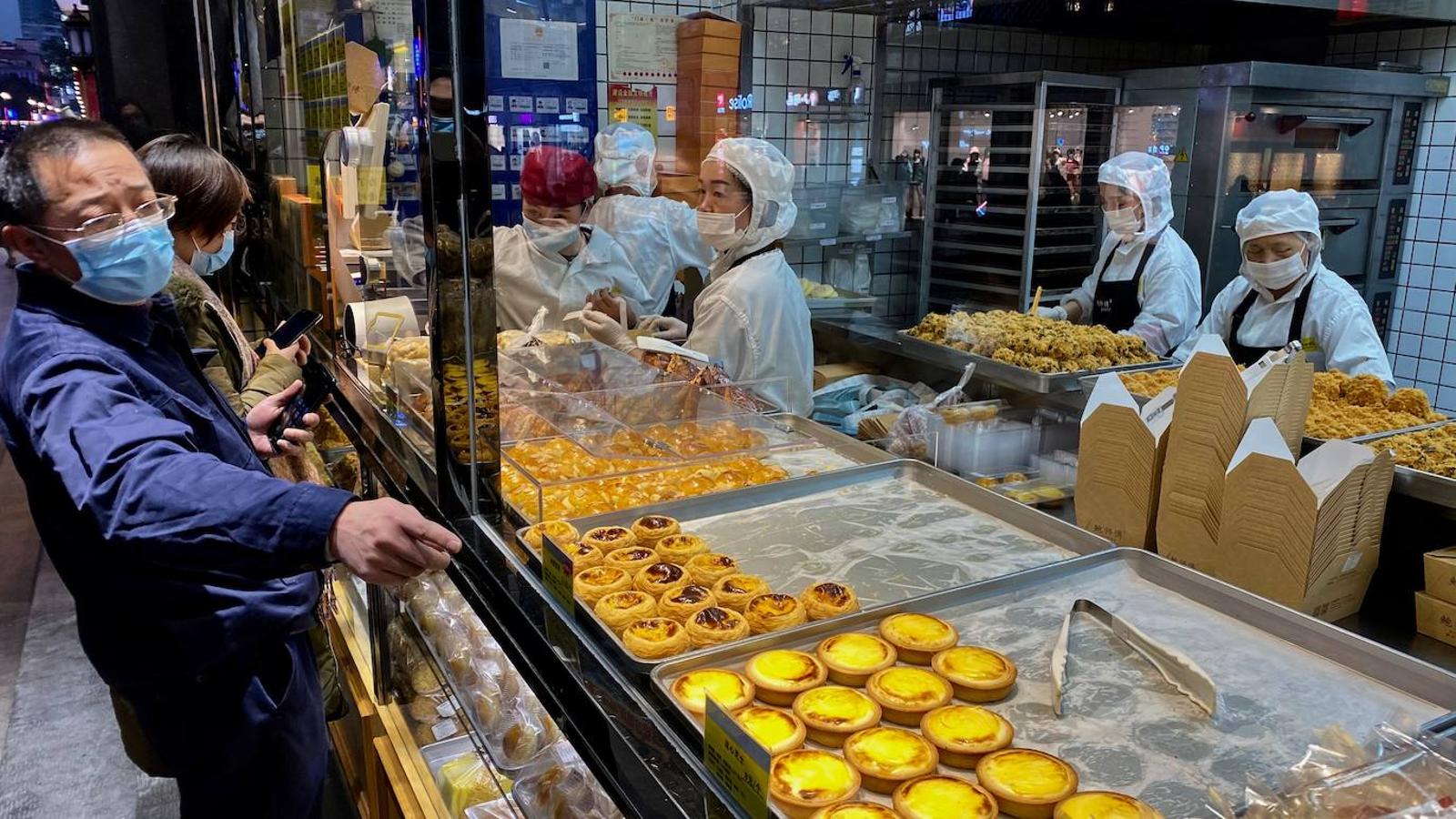 Colas en las pastelerías más famosas de Wuhan, donde se venden los «pasteles de Belém» que los portugueses trajeron a Macao. 