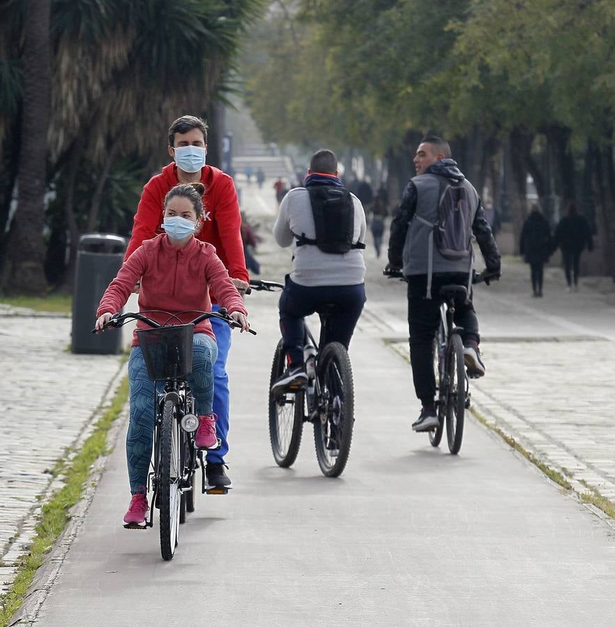 Muchos sevillanos practican deporte  junto al río Guadalquivir