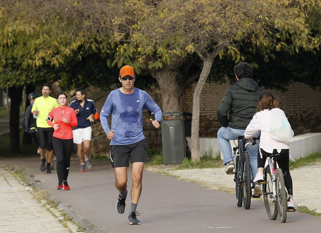 Muchos sevillanos practican deporte  junto al río Guadalquivir