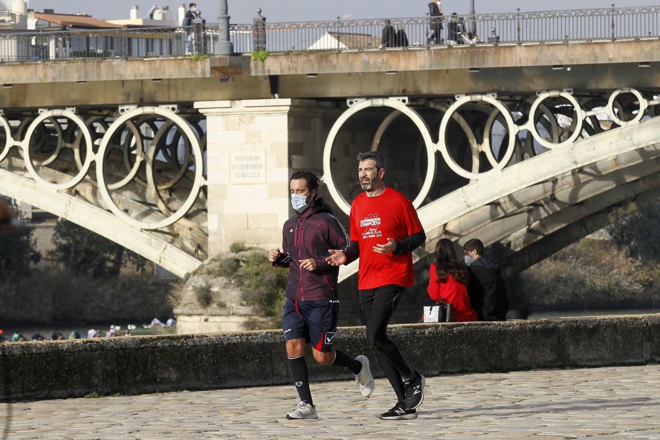 Muchos sevillanos practican deporte  junto al río Guadalquivir