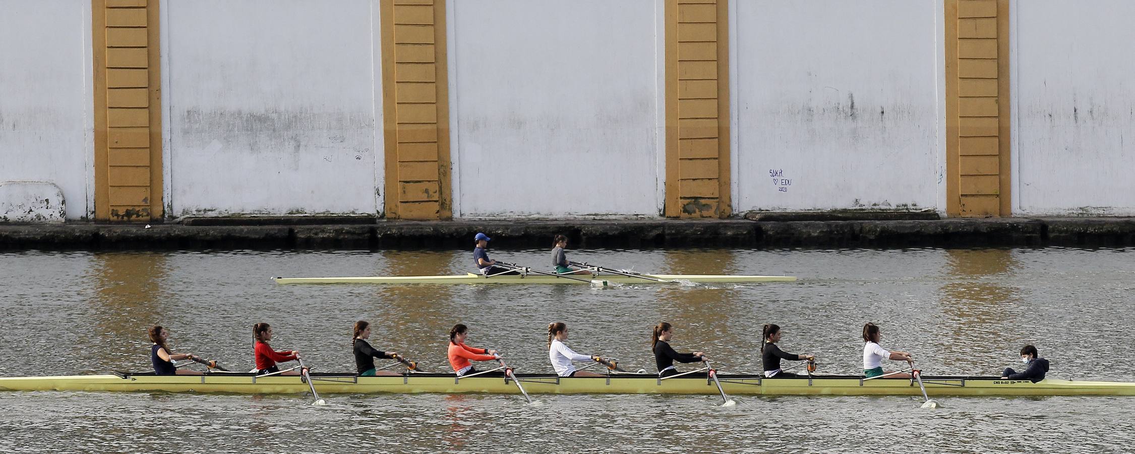 Muchos sevillanos practican deporte  junto al río Guadalquivir