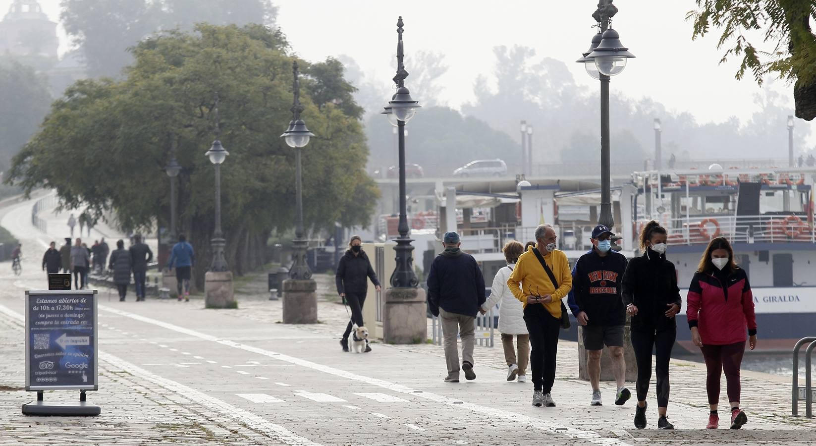 Muchos sevillanos practican deporte  junto al río Guadalquivir