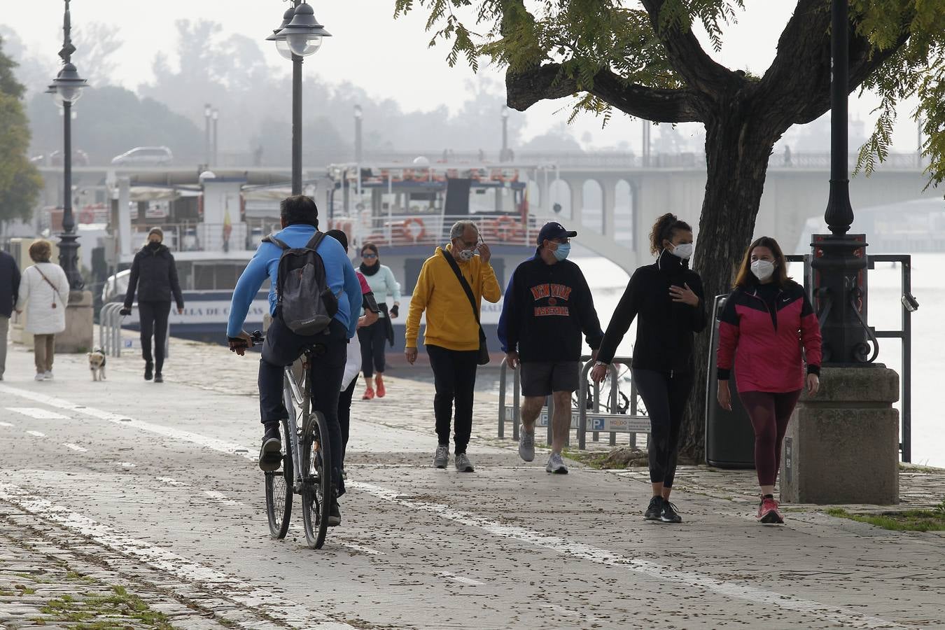 Muchos sevillanos practican deporte  junto al río Guadalquivir