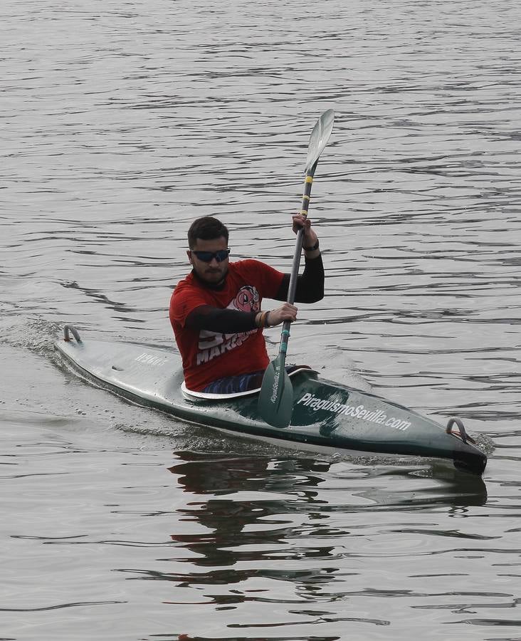 Muchos sevillanos practican deporte  junto al río Guadalquivir