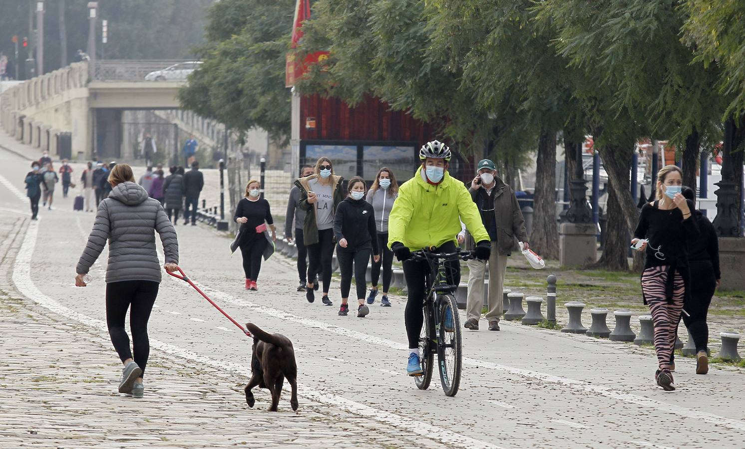 Muchos sevillanos practican deporte  junto al río Guadalquivir