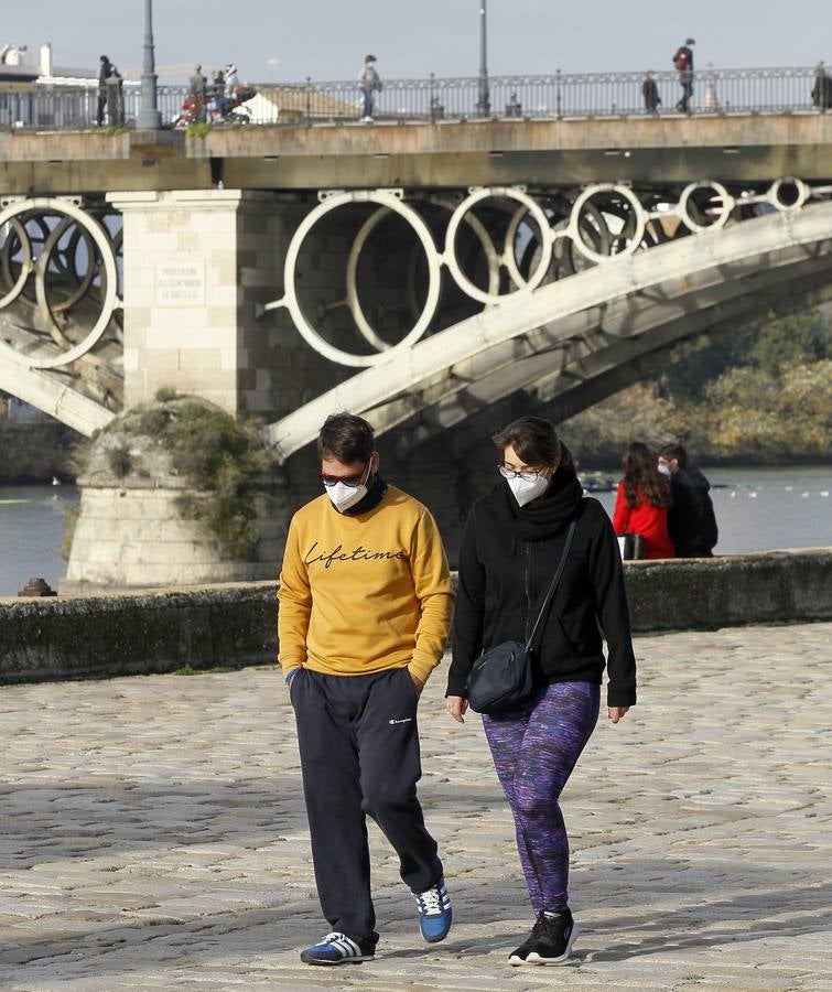 Muchos sevillanos practican deporte  junto al río Guadalquivir