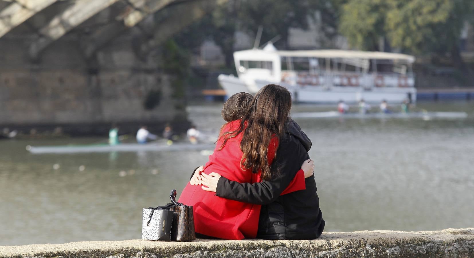 Muchos sevillanos practican deporte  junto al río Guadalquivir