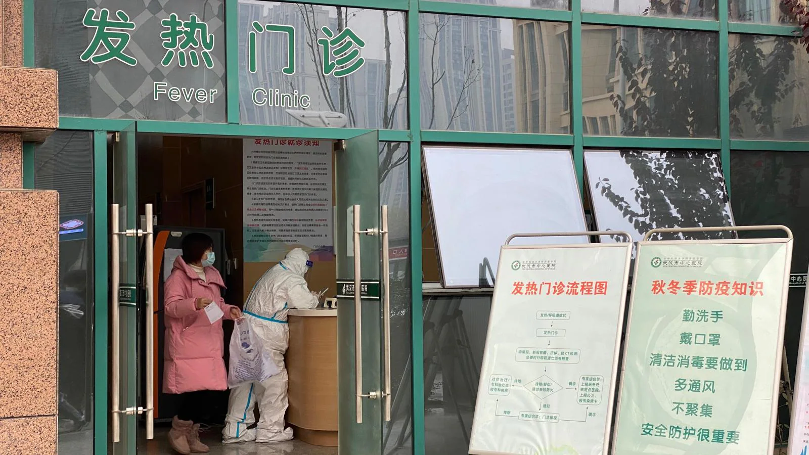 Aunque en Wuhan no ha habido rebrotes del coronavirus tras el control de la epidemia, los enfermeros de las «clínicas de la fiebre» siguen pertrechados con trajes especiales de protección, como este del Hospital Central. 