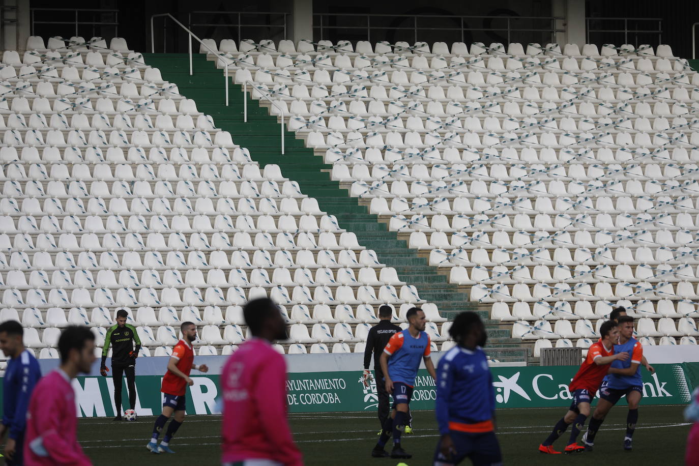 El silencio de El Arcángel vacío en el Córdoba CF - Yeclano, en imágenes