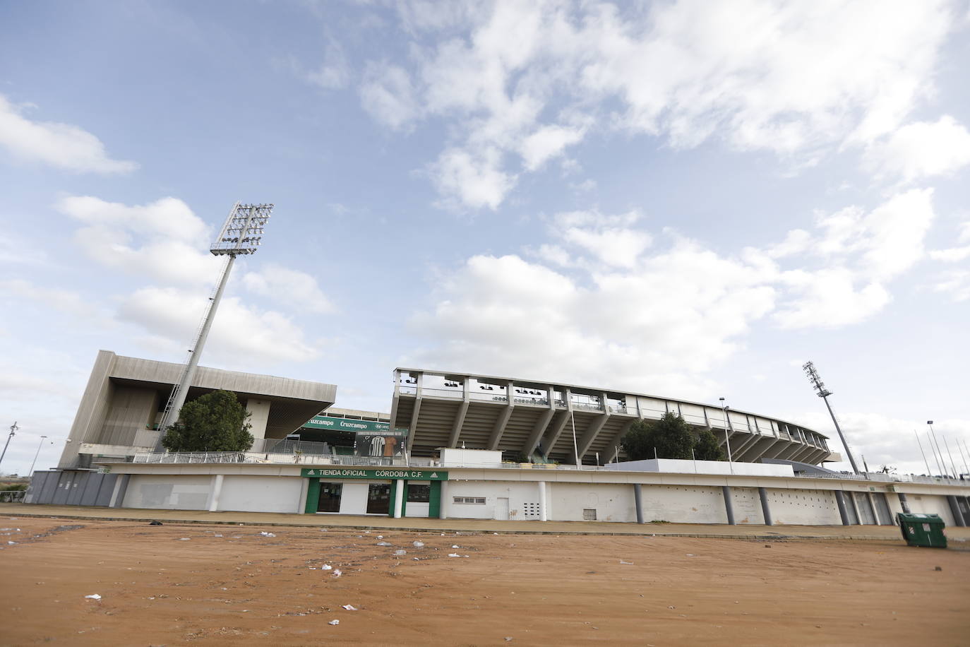 El silencio de El Arcángel vacío en el Córdoba CF - Yeclano, en imágenes