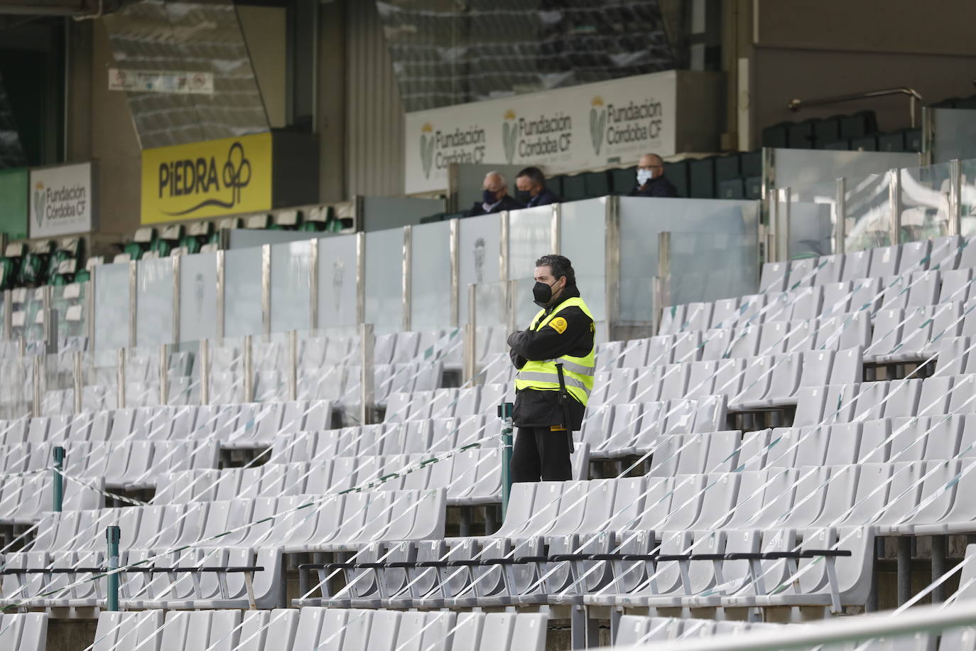 El silencio de El Arcángel vacío en el Córdoba CF - Yeclano, en imágenes