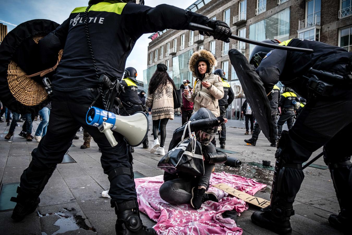 La policía retira a los manifestantes de la plaza 18 de septiembre en Eindhoven con palos y gases lacrimógenos. 