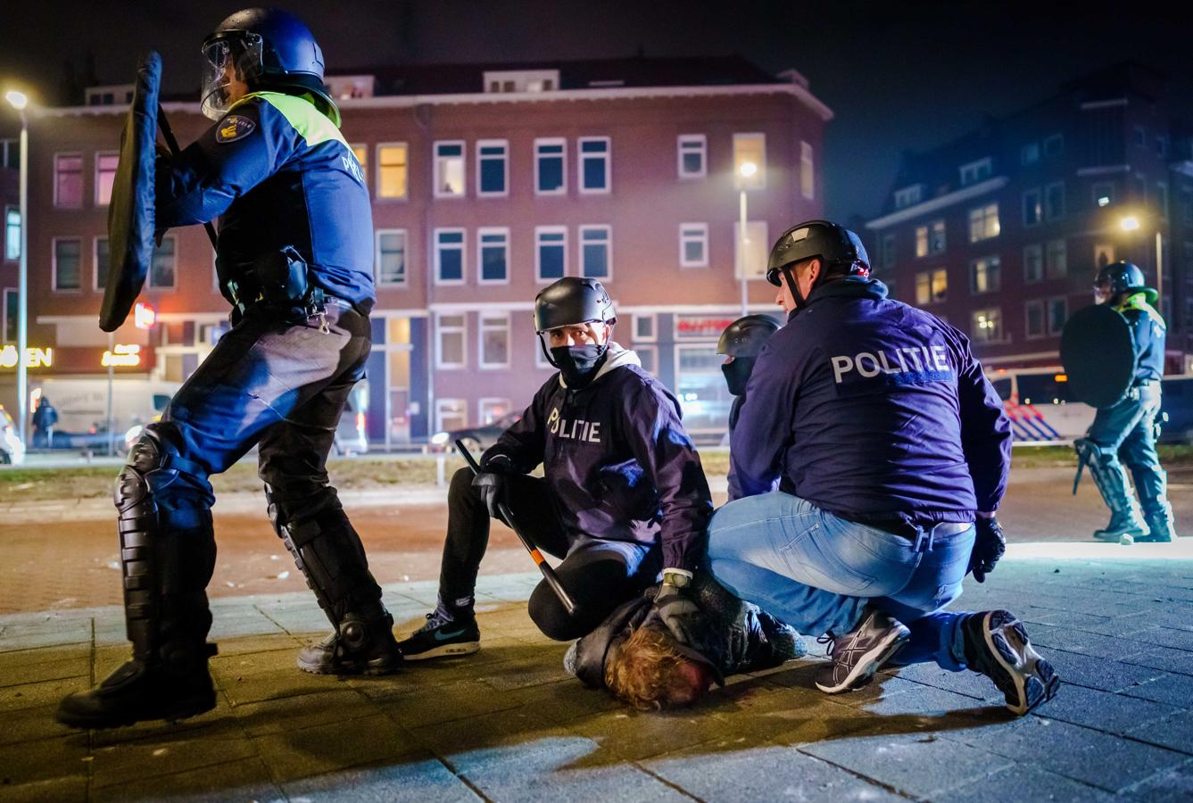 La Policía arresta a un hombre tras los disturbios en la ciudad. 