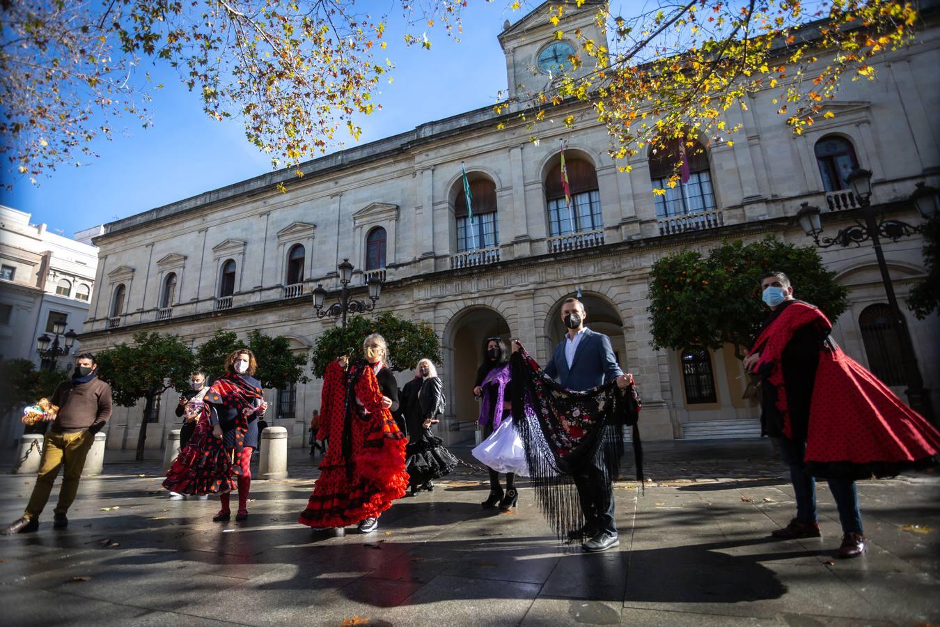 Grupo de diseñadores flamencos en la puerta del Ayuntamiento