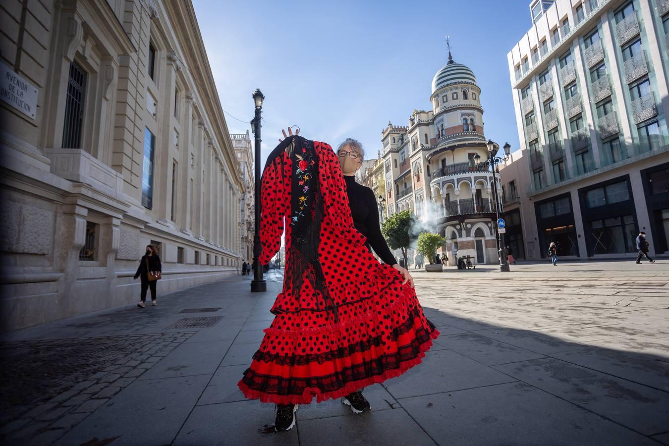 La diseñadora de Atelier Rima en la avenida de la Constitución