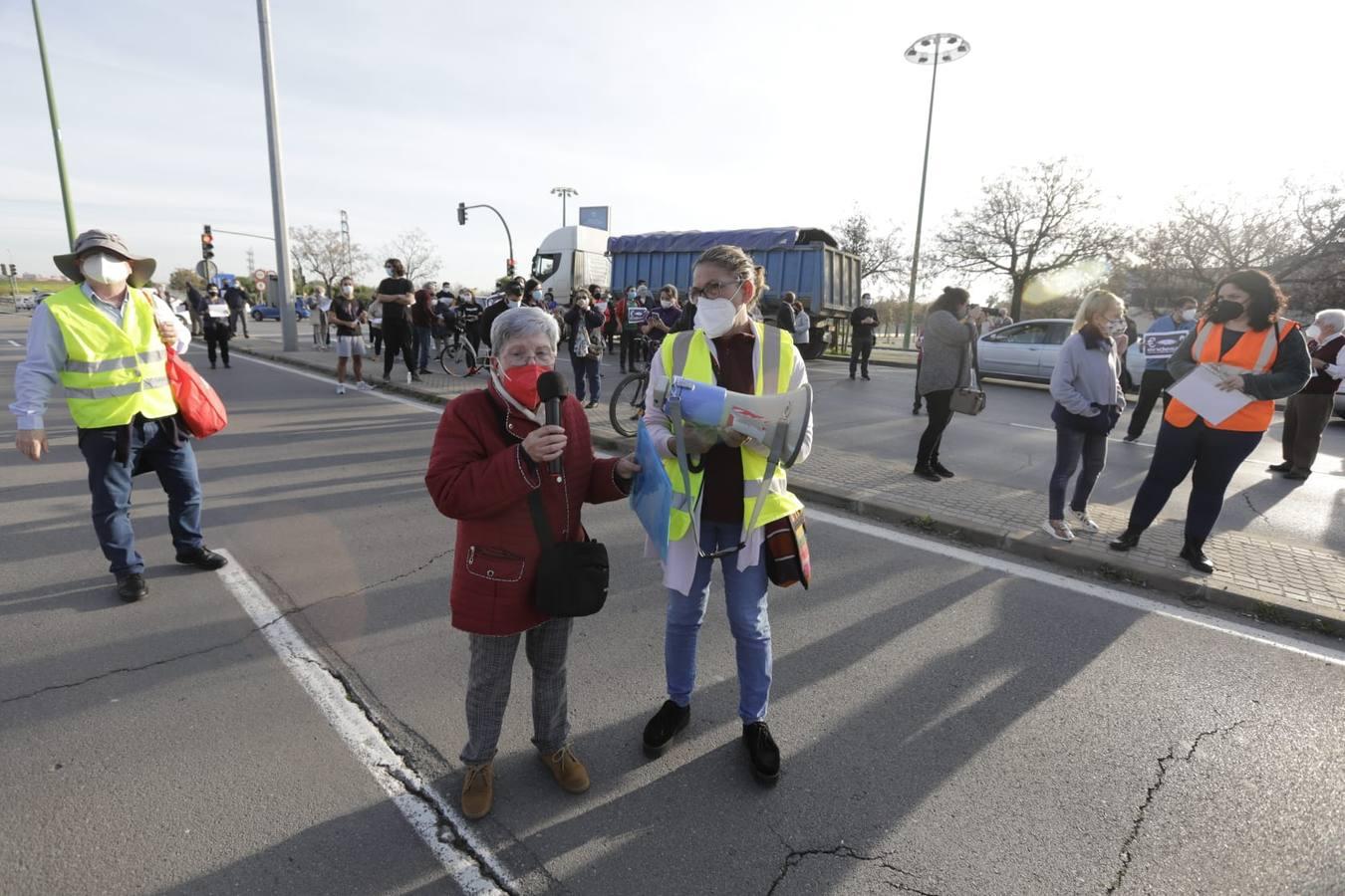 En imágenes, protesta de los vecinos del Polígono Sur por los cortes de luz en Sevilla