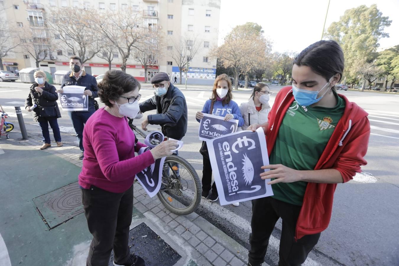 En imágenes, protesta de los vecinos del Polígono Sur por los cortes de luz en Sevilla