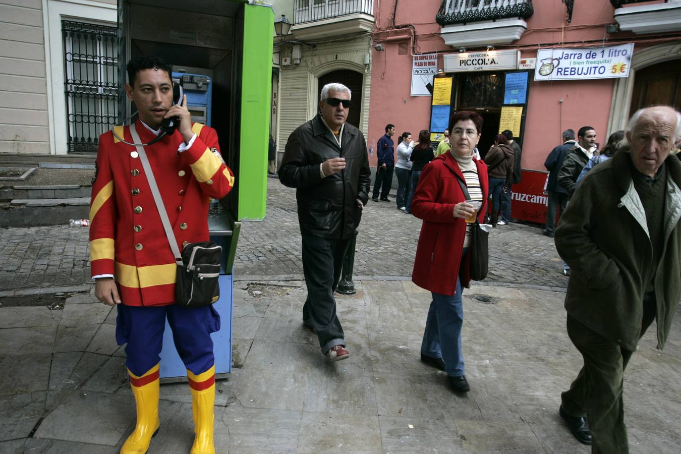 Un corista llama desde una cabina telefónica (2007)