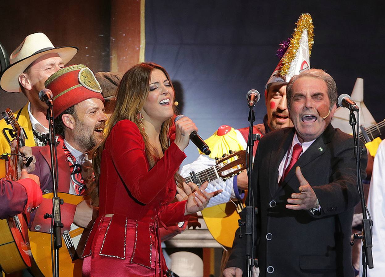 Merche, pregonera del Carnaval, canta con su padre Pedro Trujillo,'catalán chico'