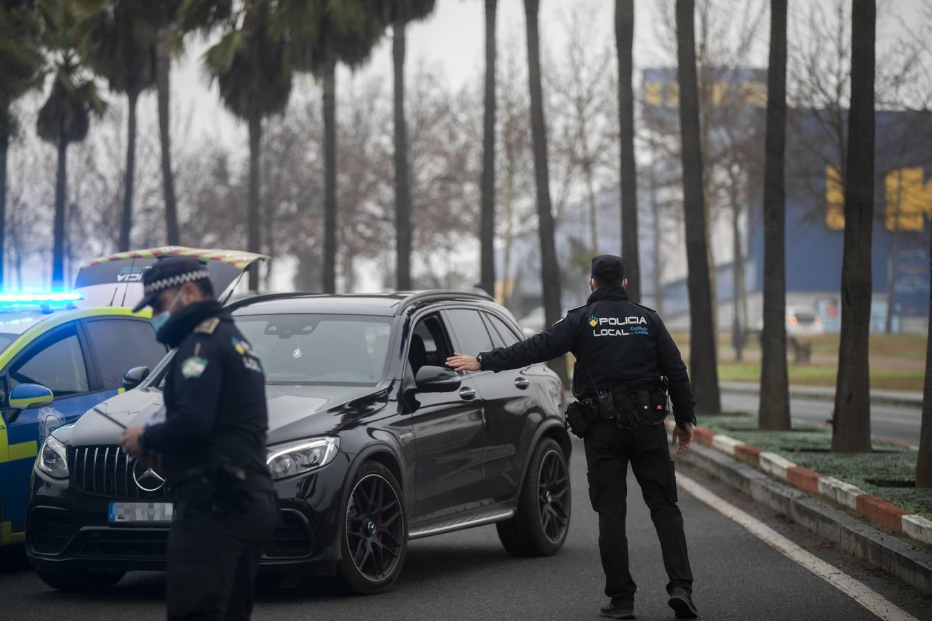 Se intensifican los controles policiales en Sevilla para evitar la movilidad