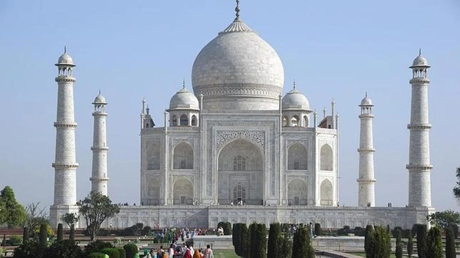 El Taj Mahal. Uno de los monumentos más famosos y visitados de toda India fue construido como un mausoleo para albergar los restos mortales de la esposa del emperador Sha Jahan, Mumtaz Mahal. Su construcción esconde una hermosa historia de amor. La joven se convirtió en la tercera esposa del príncipe, a quien dio 14 hijos. Mumtaz Mahal falleció en brazos de su esposo al dar a luz a su último hijo