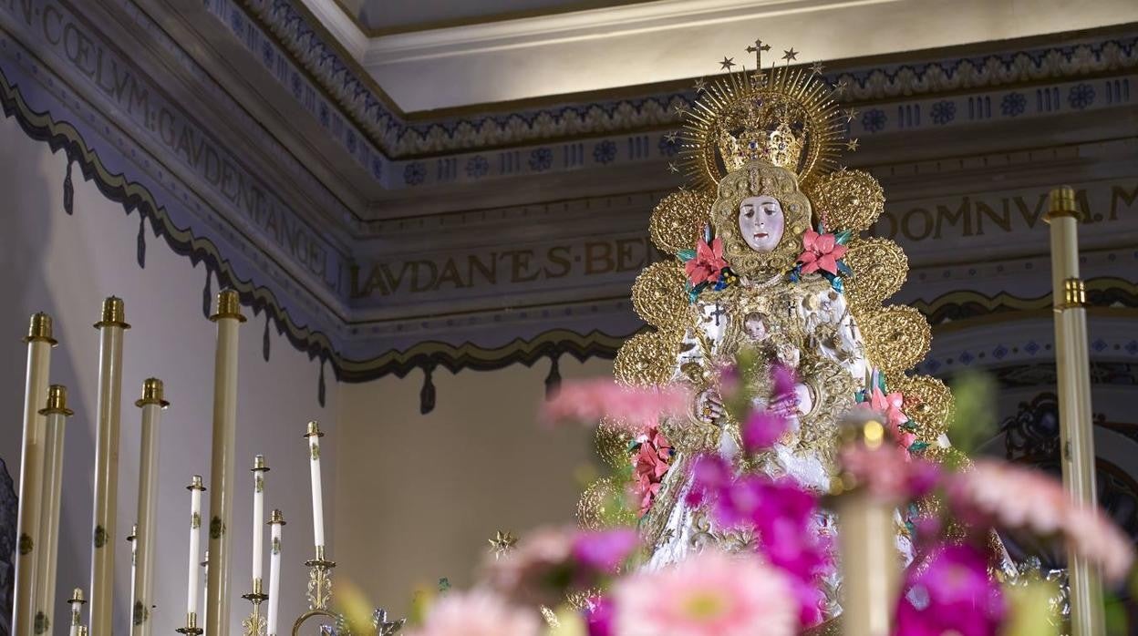 La Virgen del Rocío se engalana para celebrar la Candelaria