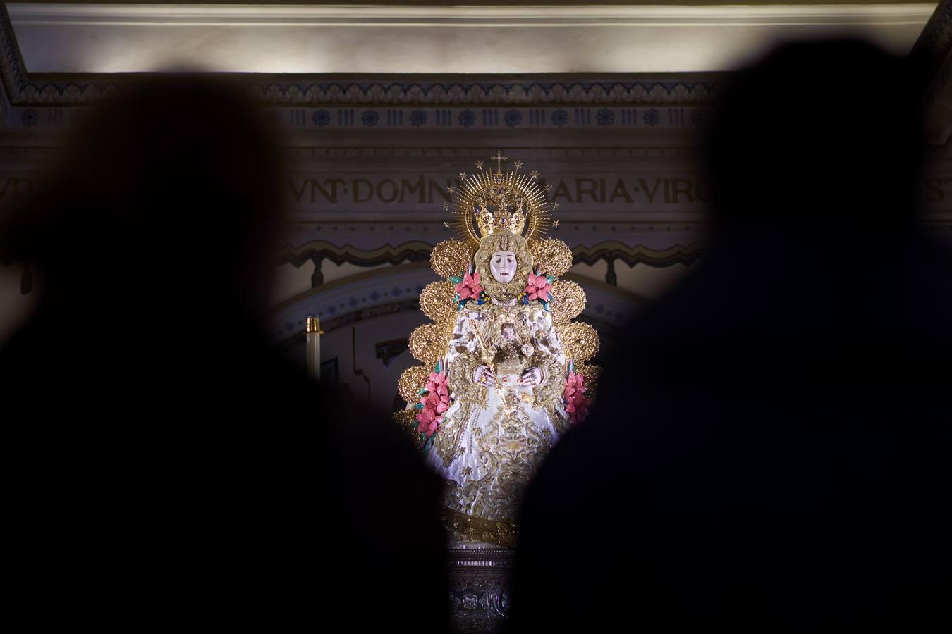 La Virgen del Rocío se engalana para celebrar la Candelaria