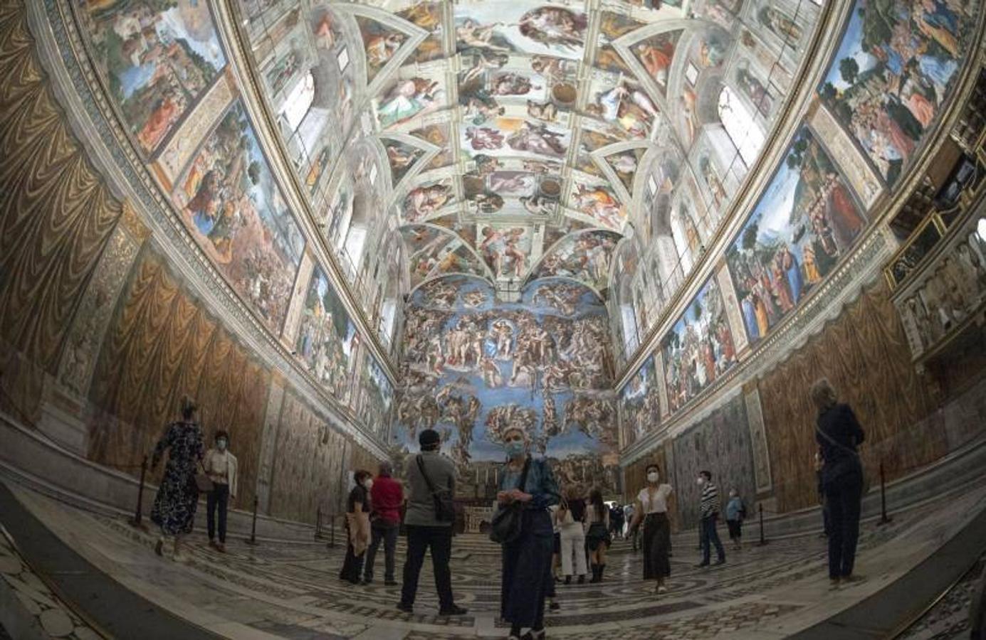 El aforo controlado ha permitido a los primeros turistas entrar en la capilla pintada por Miguel Ángel. 