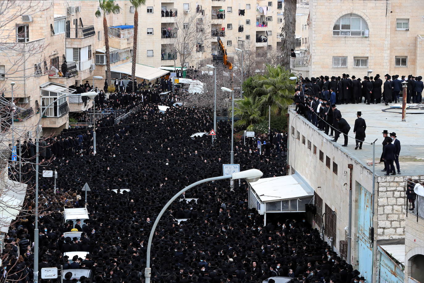 Muchas calles de Jerusalén se tiñieron de negro durante los funerales, en los que participaron centenares de judíos ultraortodoxos. 