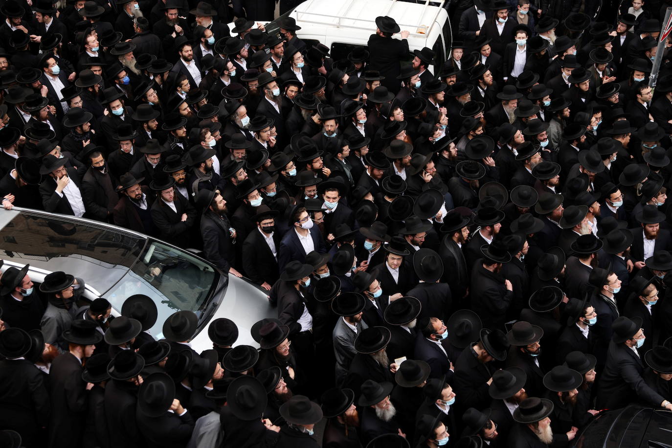 Muchas calles de Jerusalén se tiñieron de negro durante los funerales, en los que participaron centenares de judíos ultraortodoxos. 